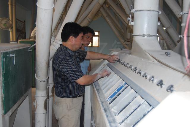 河南億德領(lǐng)導(dǎo)現(xiàn)場(chǎng)知道面粉加工生產(chǎn)線運(yùn)作